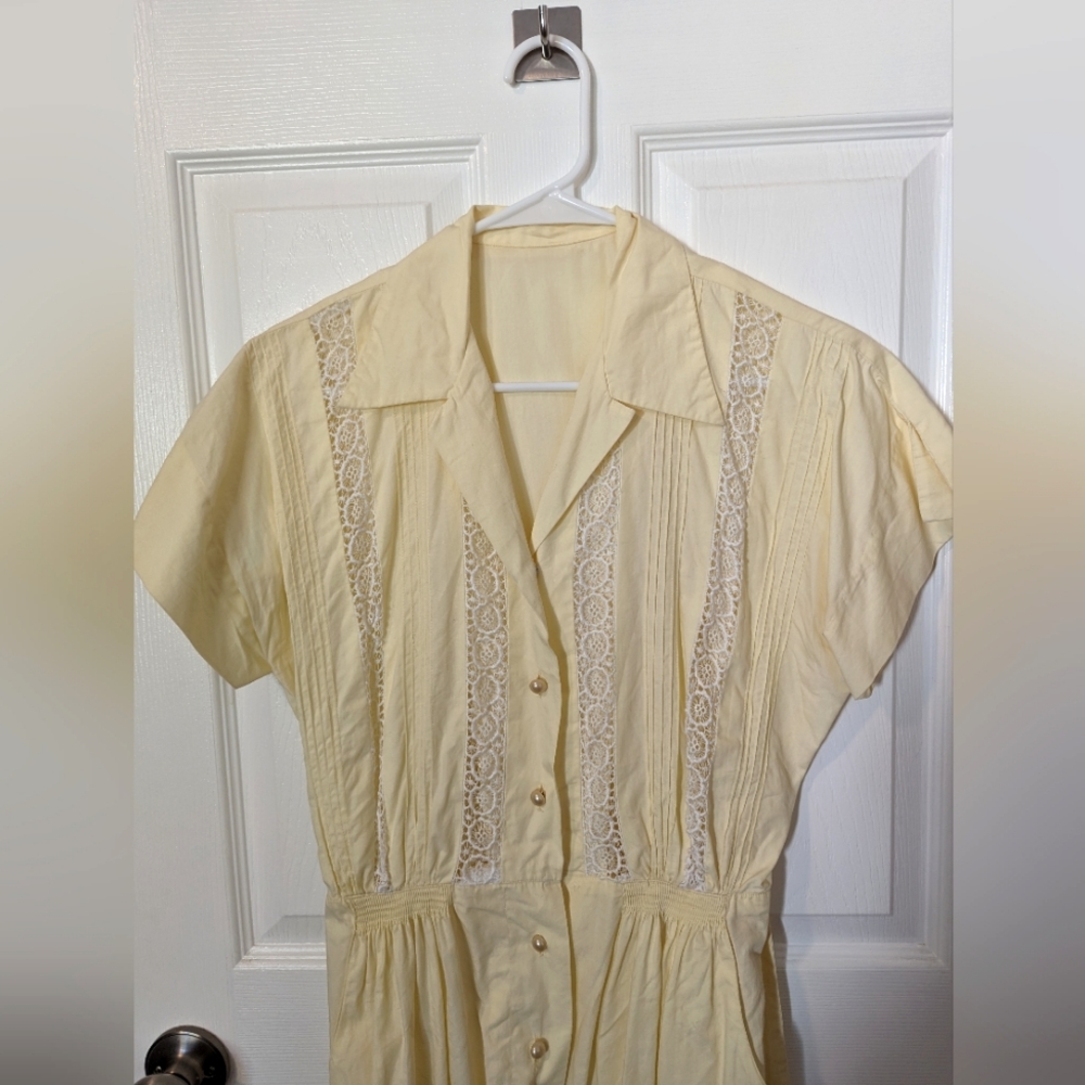 True Vintage 1950s 1960s Yellow Dress Size XL Embroidery